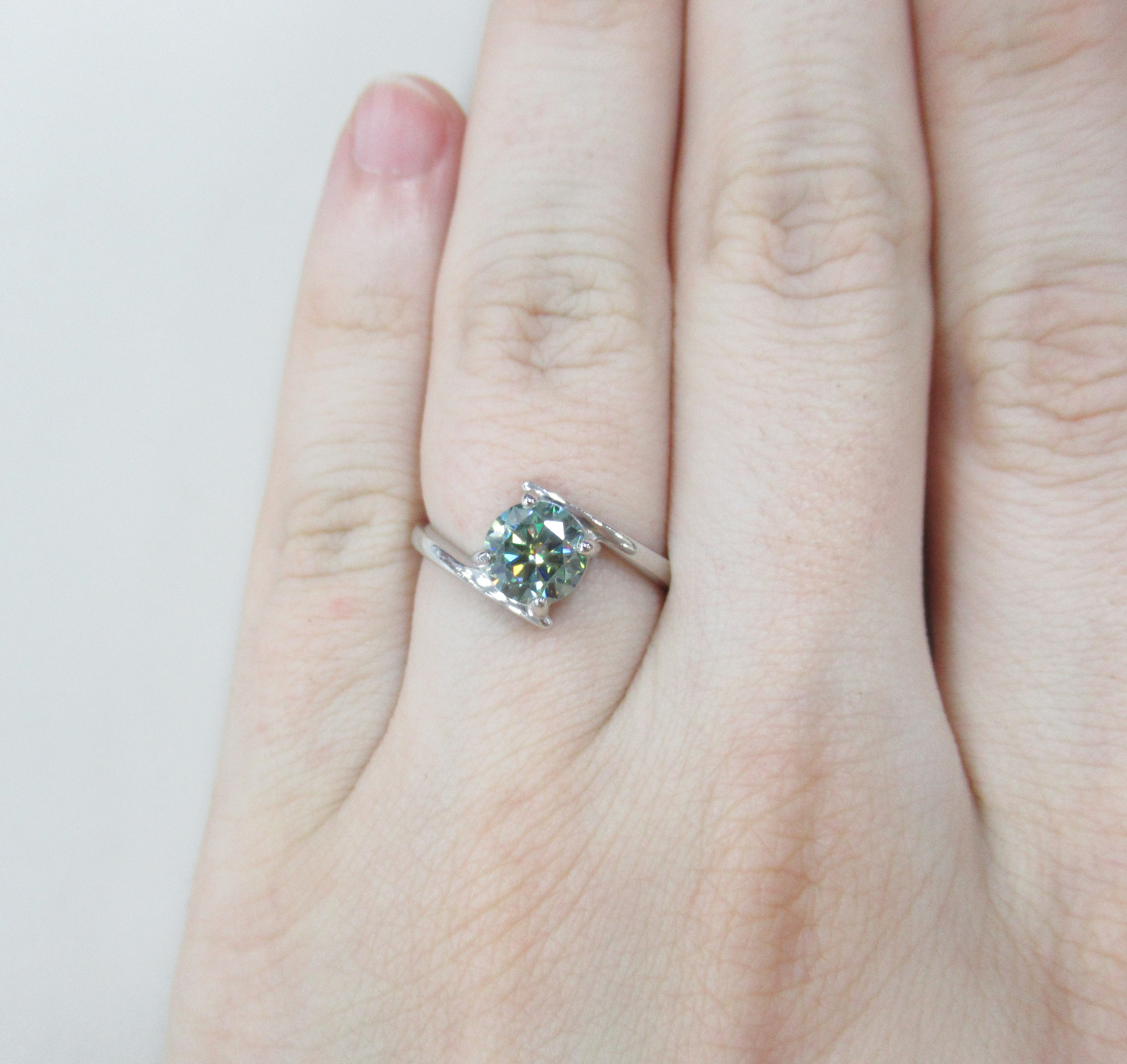 Серебряное кольцо с зеленым муассанитом